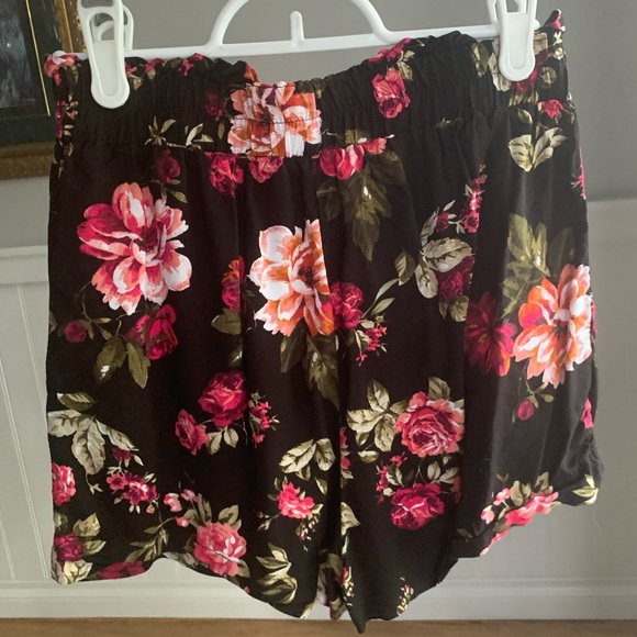 Black Flowy Floral Shorts - Picture 2 of 4